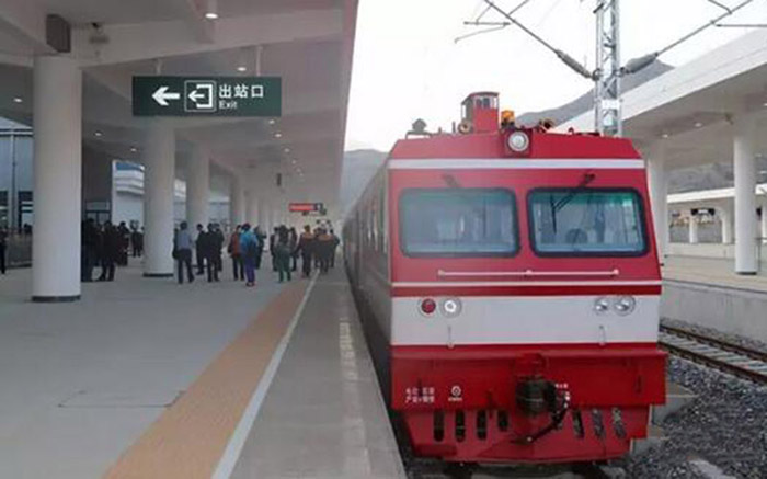 全國(guó)、省市政協(xié)委員體驗(yàn)蘭渝鐵路、視察階州廣場(chǎng)