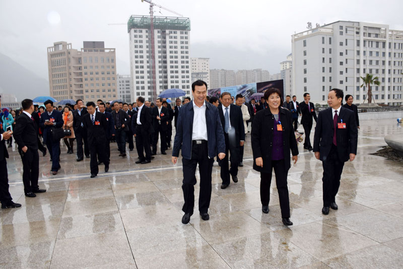 政協(xié)隴南市第四屆委員會(huì)第一次會(huì)議委員參觀階州廣場(chǎng)