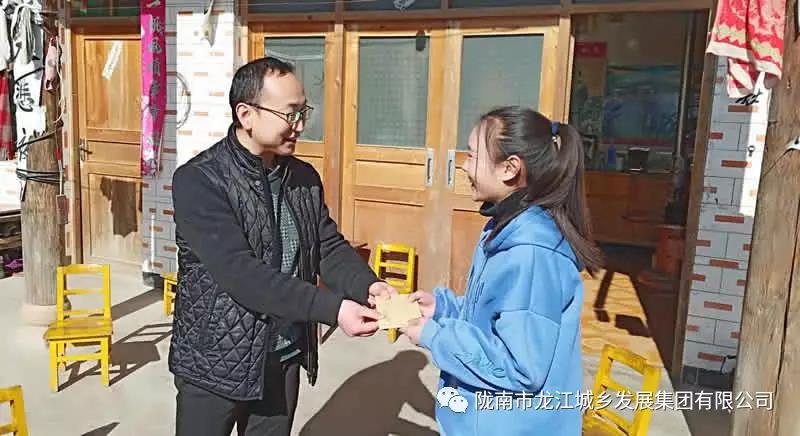 堅(jiān)持精準(zhǔn)幫扶，合力脫貧攻堅(jiān)——市龍江城鄉(xiāng)發(fā)展集團(tuán)、隴南太平洋財(cái)險(xiǎn)公司聯(lián)合開(kāi)展幫扶文縣橋頭鎮(zhèn)安子坡村2019年春節(jié)慰問(wèn)活動(dòng)