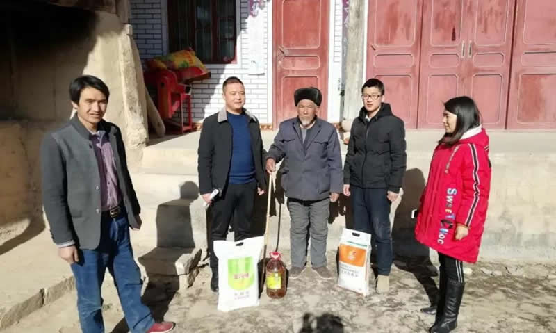 堅(jiān)持精準(zhǔn)幫扶，合力脫貧攻堅(jiān)——市龍江城鄉(xiāng)發(fā)展集團(tuán)、隴南太平洋財(cái)險(xiǎn)公司聯(lián)合開(kāi)展幫扶文縣橋頭鎮(zhèn)安子坡村2019年春節(jié)慰問(wèn)活動(dòng)