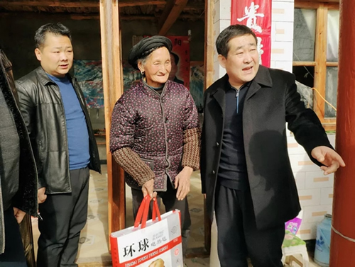 市龍江集團在文縣橋頭鎮(zhèn)安子坡村開展“解難題、辦實事、送溫暖”活動